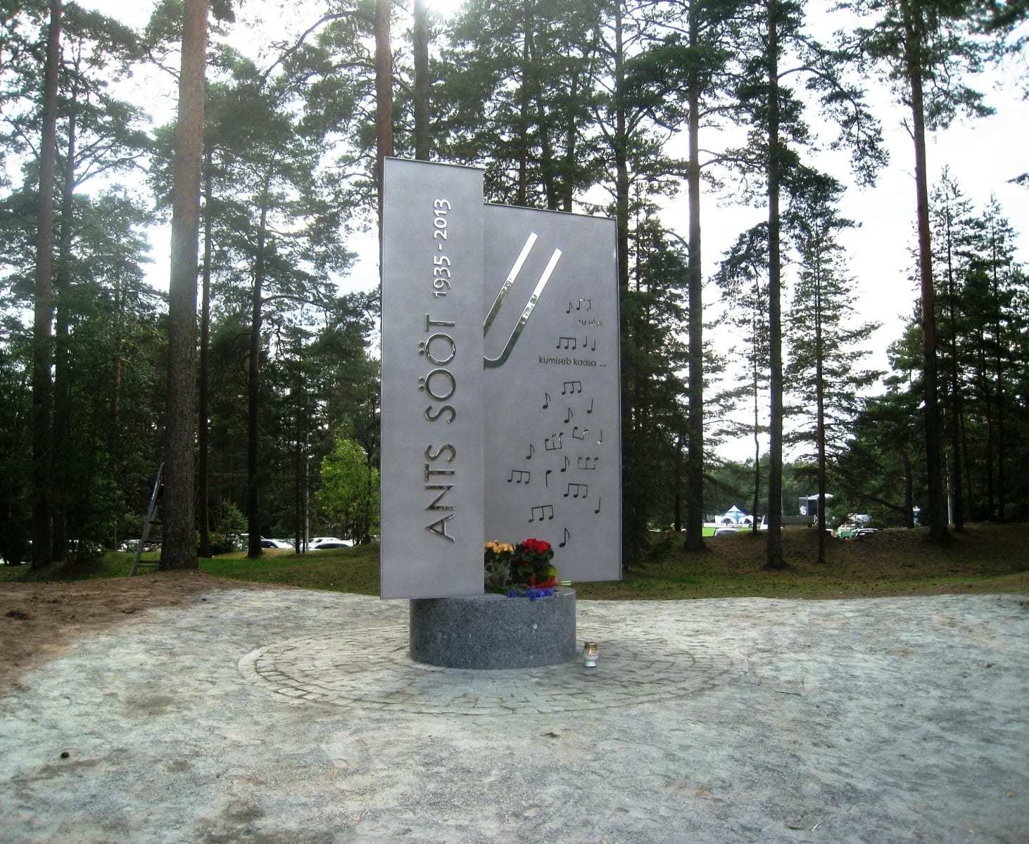 Koorijuht ANTS SÖÖDI mälestusmärk 2015 roostevaba teras, graniit h= 2,9 m - Elva, Eesti  <br />A monument for the conductor ANTS SÖÖT 2015 stainless steel, granit h= 2,9 m - Elva, Estonia