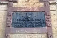 Taastatud VABADUSSÕJA MÄLESTUSTAHVEL - 90 ndate algus pronks- Tapa, Eesti  <br />Restored MEMORIAL TABLET of War of Independence - beginning of 90s, bronze - Tapa, Estonia