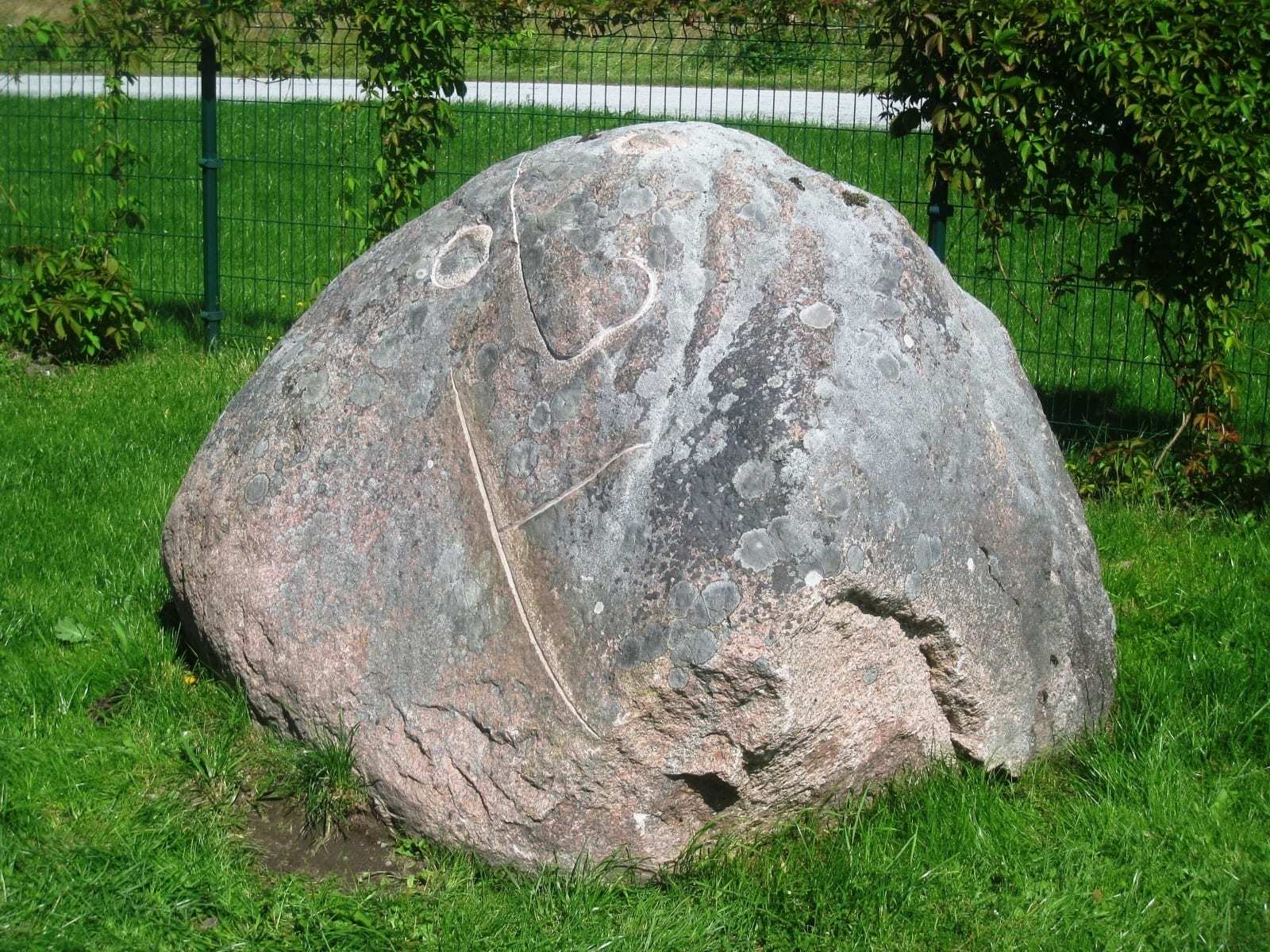 "MAA-ALUSED III"  2015 kivi,eraaed <br />"The UNDERGROUNDS III" 2015 stone in private garden